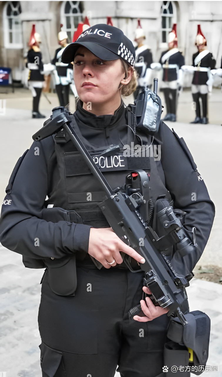 2021年,一位英国女警察手握蝎式冲锋枪,英姿飒爽,再看看她身上的其它