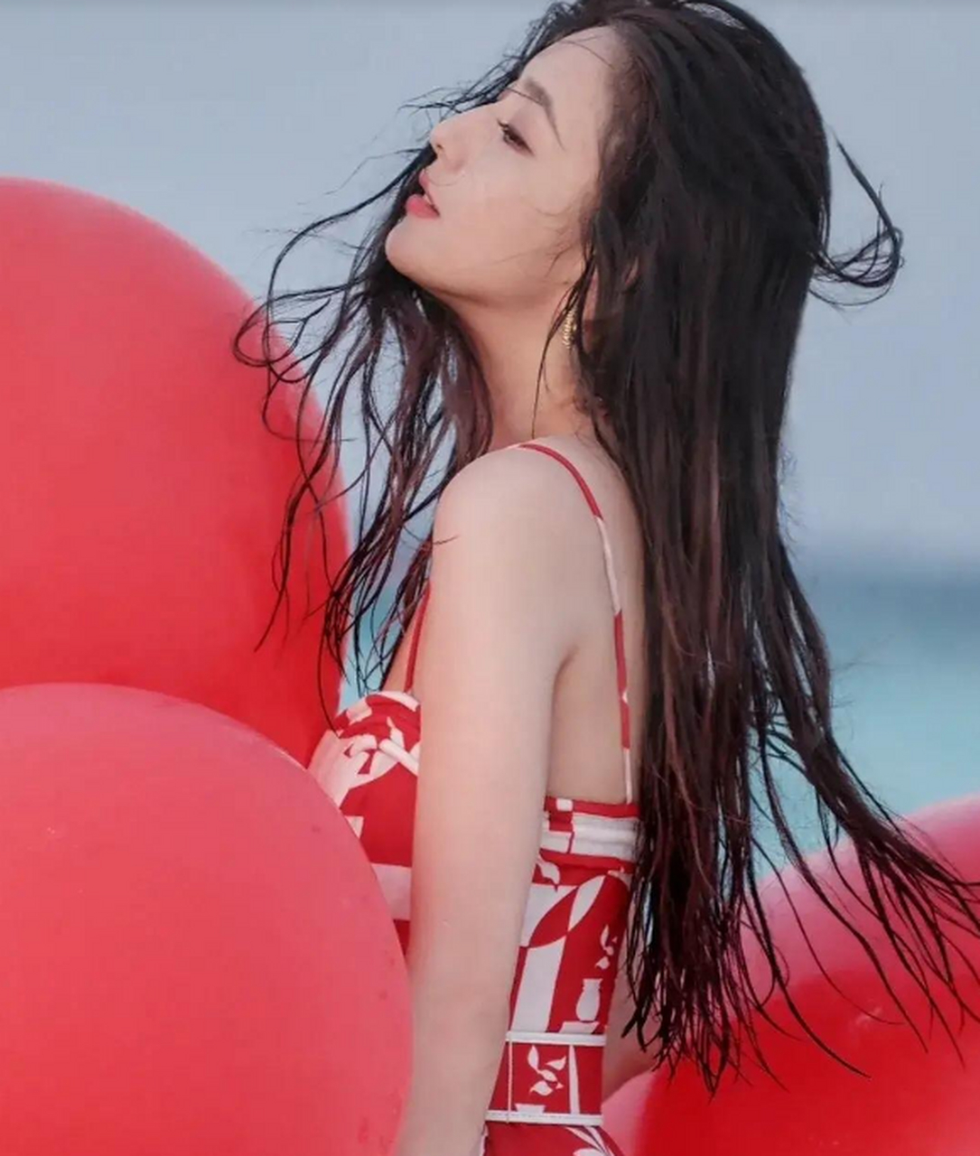 佟丽娅海边写真,穿红白相间泳衣,心情和状态都不错,她的表演和作品