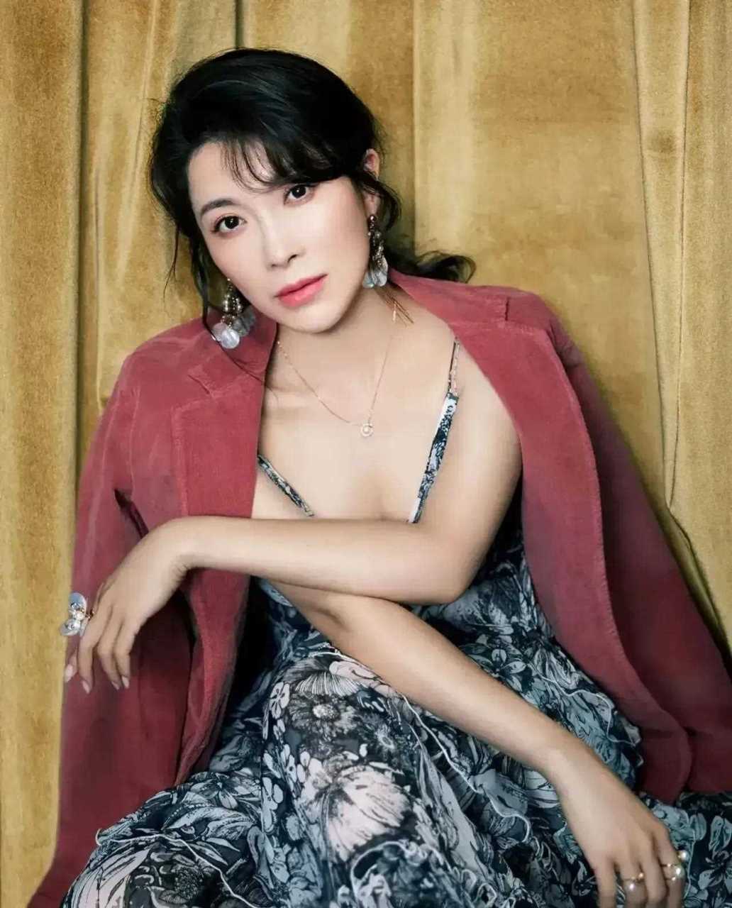 张棪琰晒了居家照,枣红西服内搭花纹吊带裙,一派大女主风范.