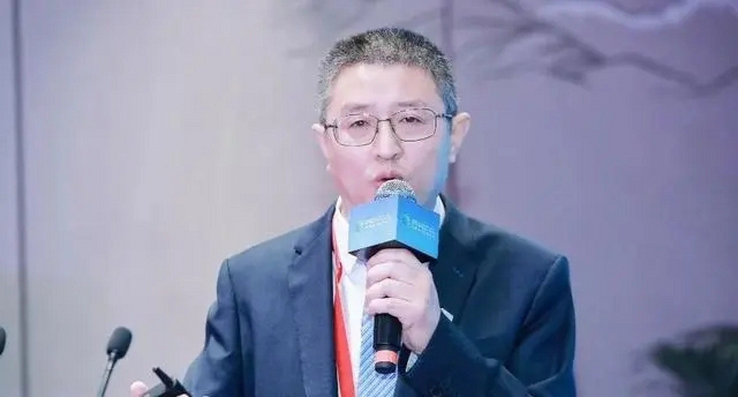 宁德时代董事吴凯辞职  近日,宁德时代发布公告称,收到收到公司董事