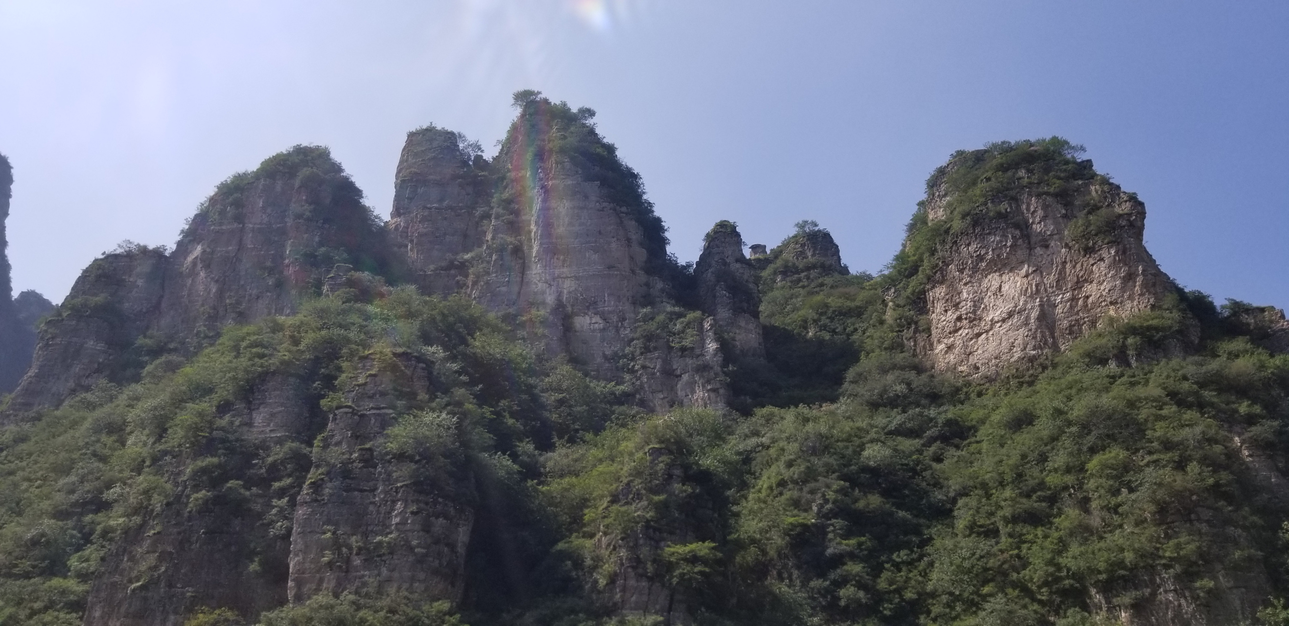 位于河北省保定市易县的蚕姑坨("景区"),属于粗略开发状态(修有登山