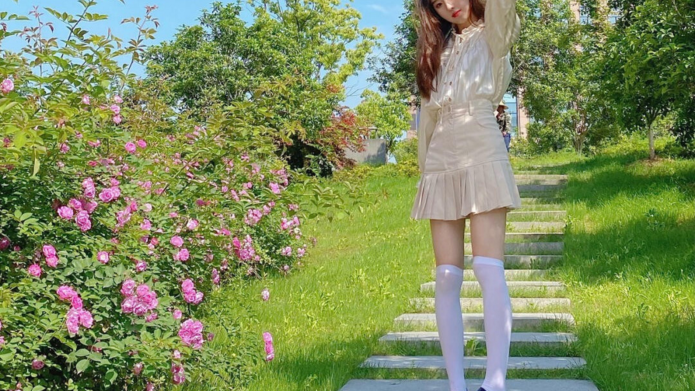 淡黄短裙配白丝,优雅温柔又清纯,谁不喜欢