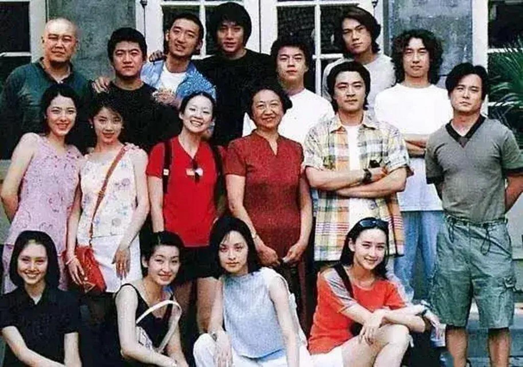 这张96级中央戏剧学院表演系的合影,折射出这位坐在c位的老师的不凡