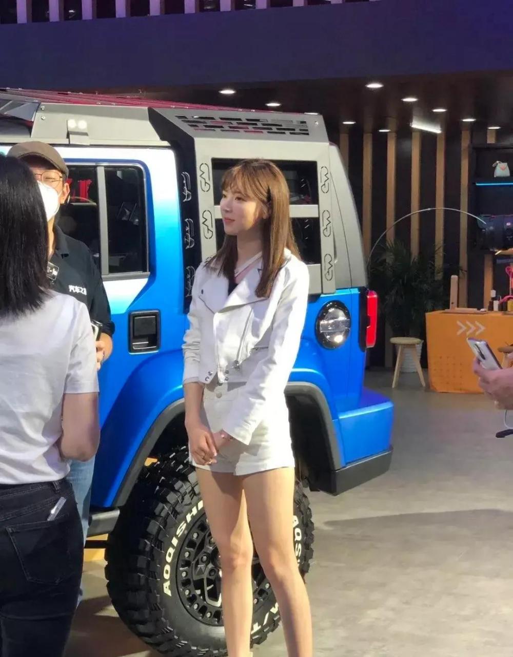 还是个胖墩儿!原来是网红车模春晓!