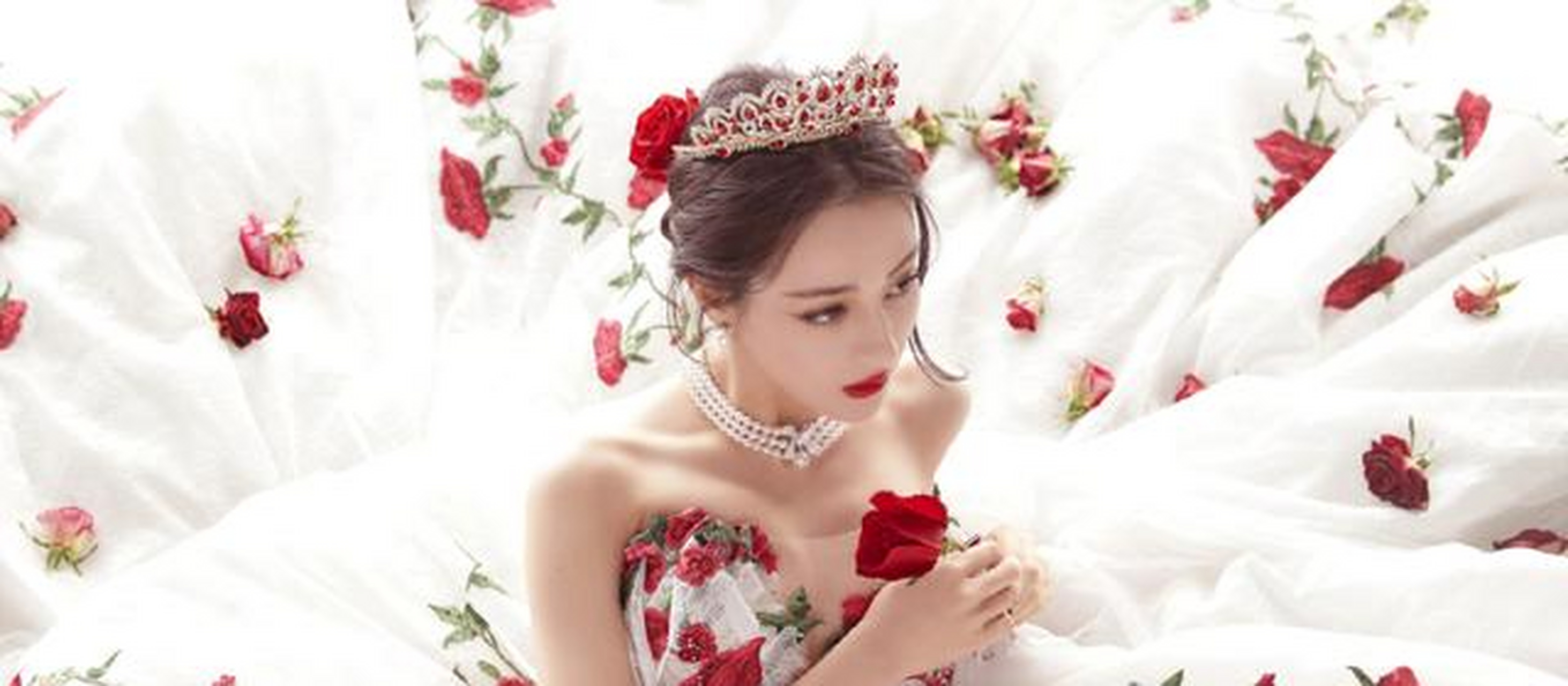 迪丽热巴超美白纱裙红玫瑰梦幻写真,网友惊呼:这也太美了[摸头]
