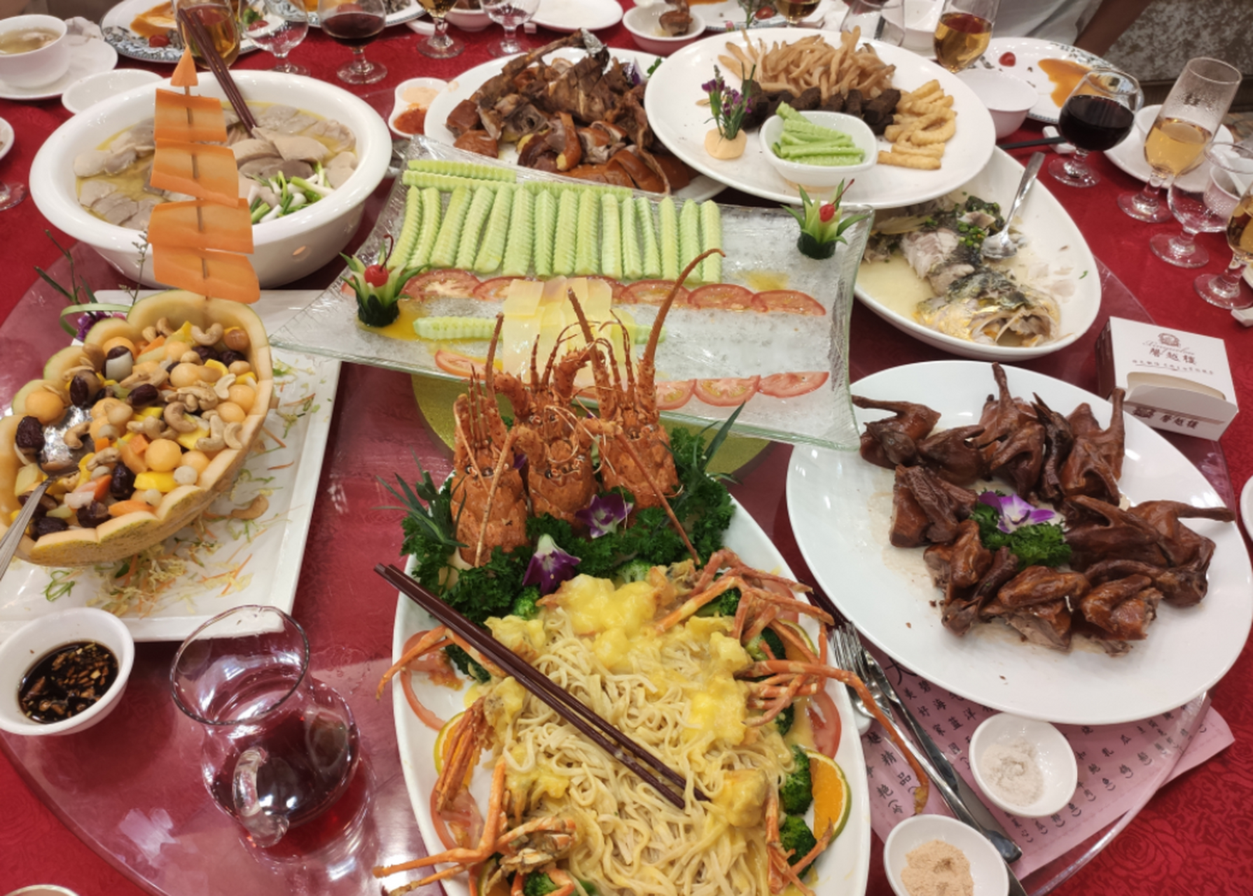 酒席上备有"两瓶茅台和一条中华烟",引争论,村民表示办不起.