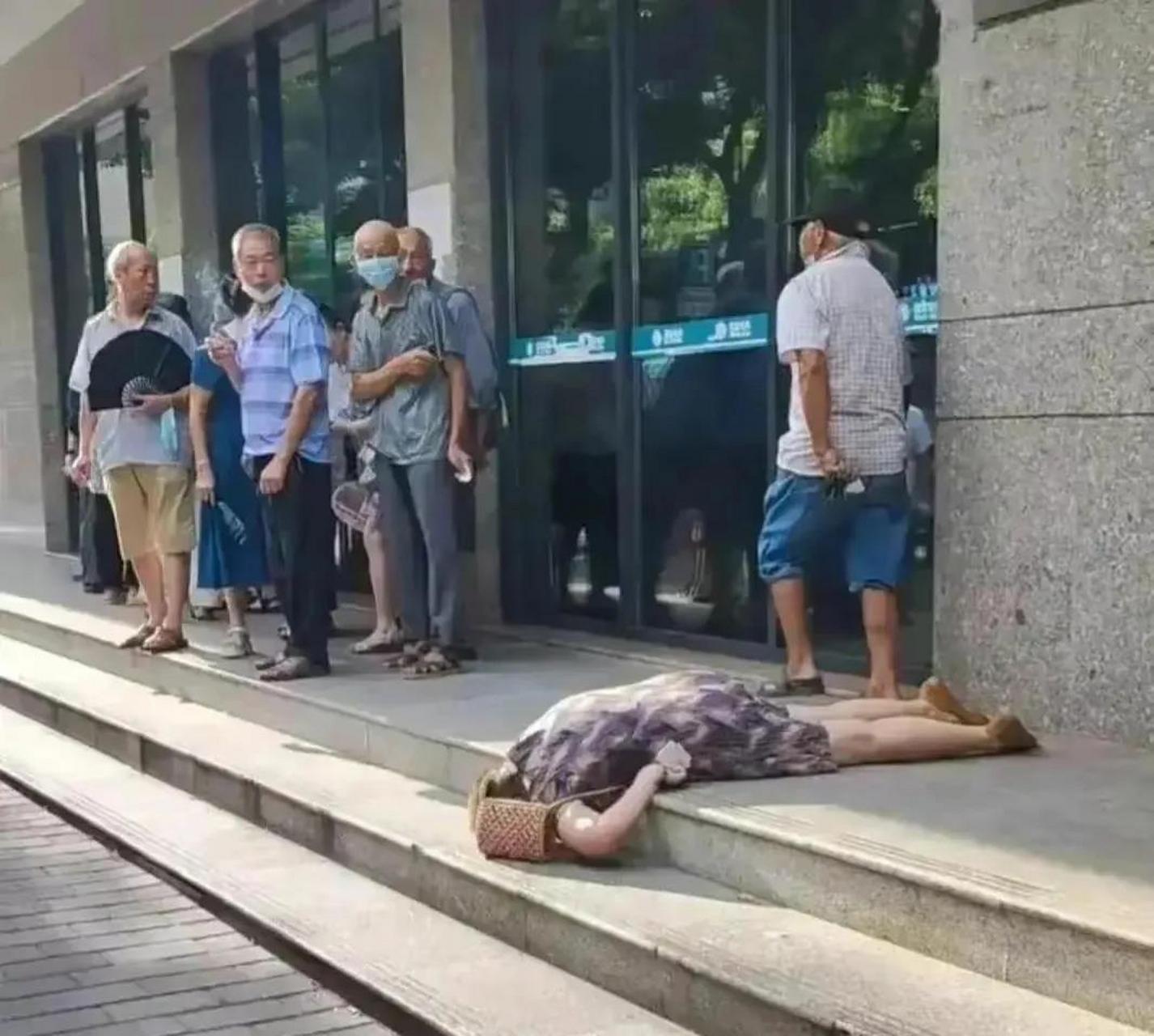 女子倒地不起,周围无人上前扶她.
