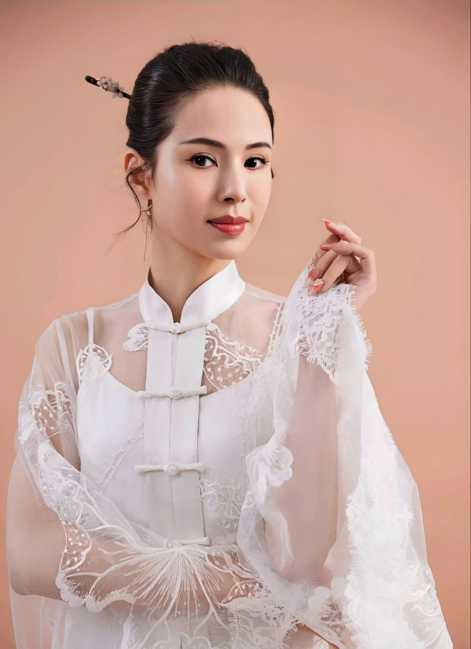 照片中,李若彤身着白色薄纱礼服,清新脱俗,皮肤白皙的紧致,仿佛回到了