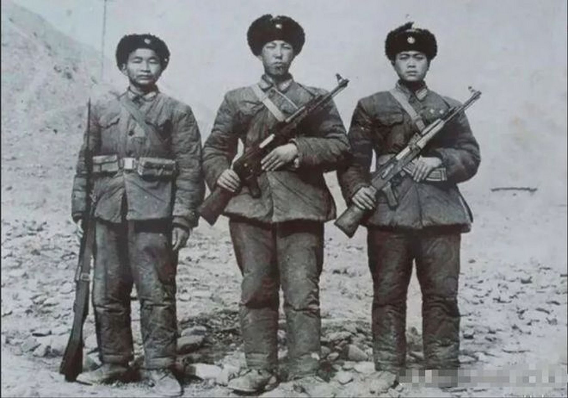 这张照片是对1962年对印自卫反击战中荣获一等功的三名战斗英雄的记录