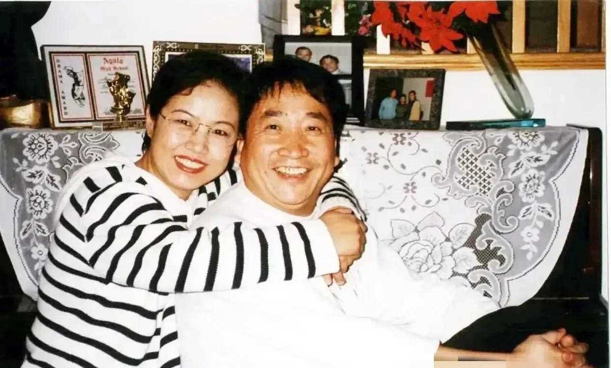 姜昆和妻子李静民的合影. 两个人原来是兵团的战友,后来恋爱走到一起.