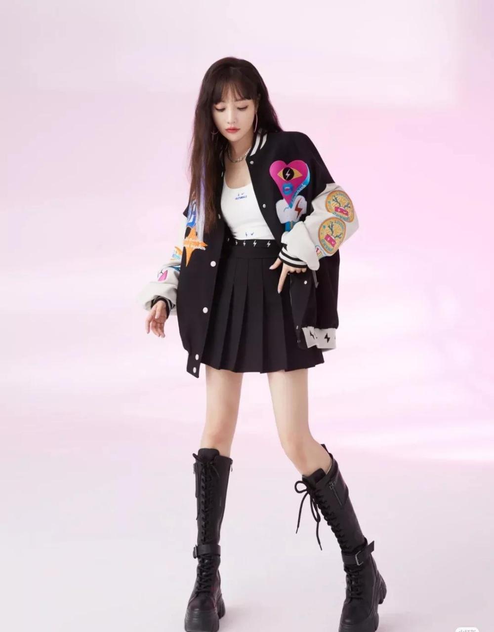 受"夜宿门"影响,40岁的李小璐复出渺茫,转行做起了私服潮牌,并亲自为