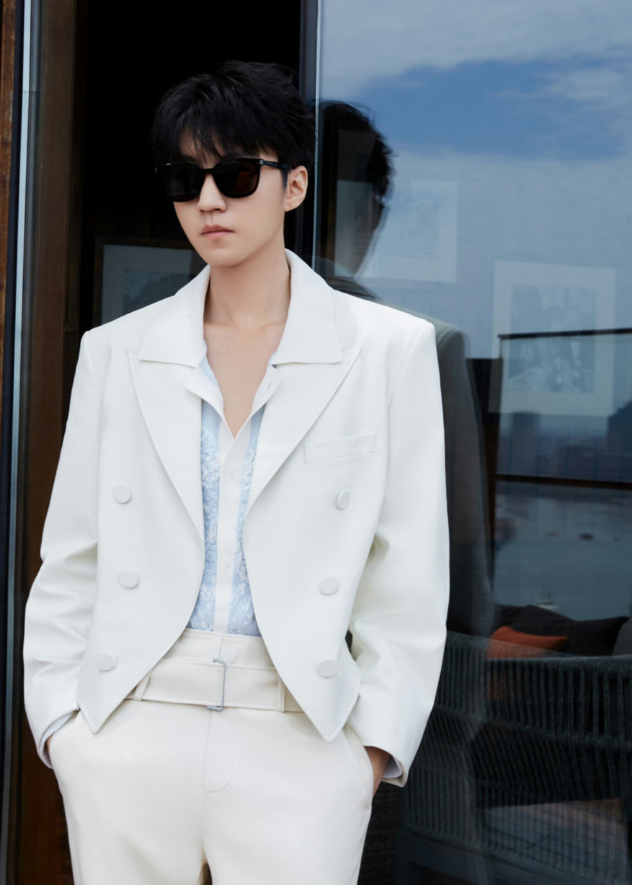 王俊凯白西装眼镜造型#王俊凯今日活动造型,白色西装内搭蓝色针织衫