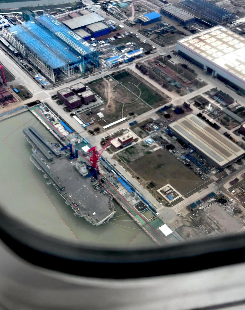 003航母"福建舰"最新现场图,甲板上的3条电磁弹射器棚子依然还没有