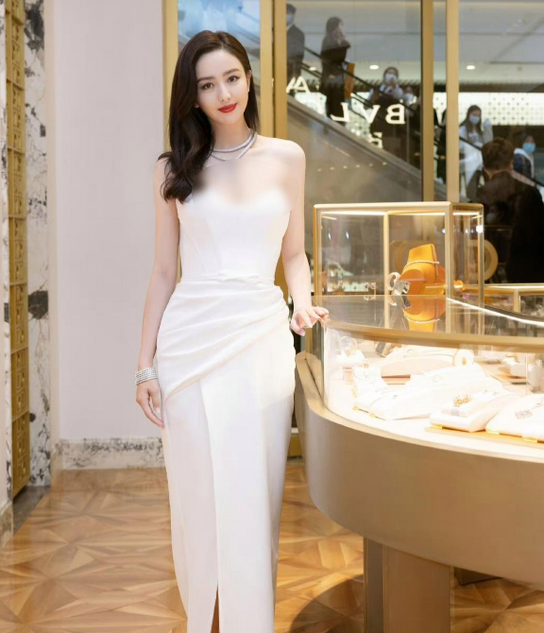 佟丽娅戴高级珠宝项链亮相活动,穿礼服也更加适配,看着佟丽娅越来越好