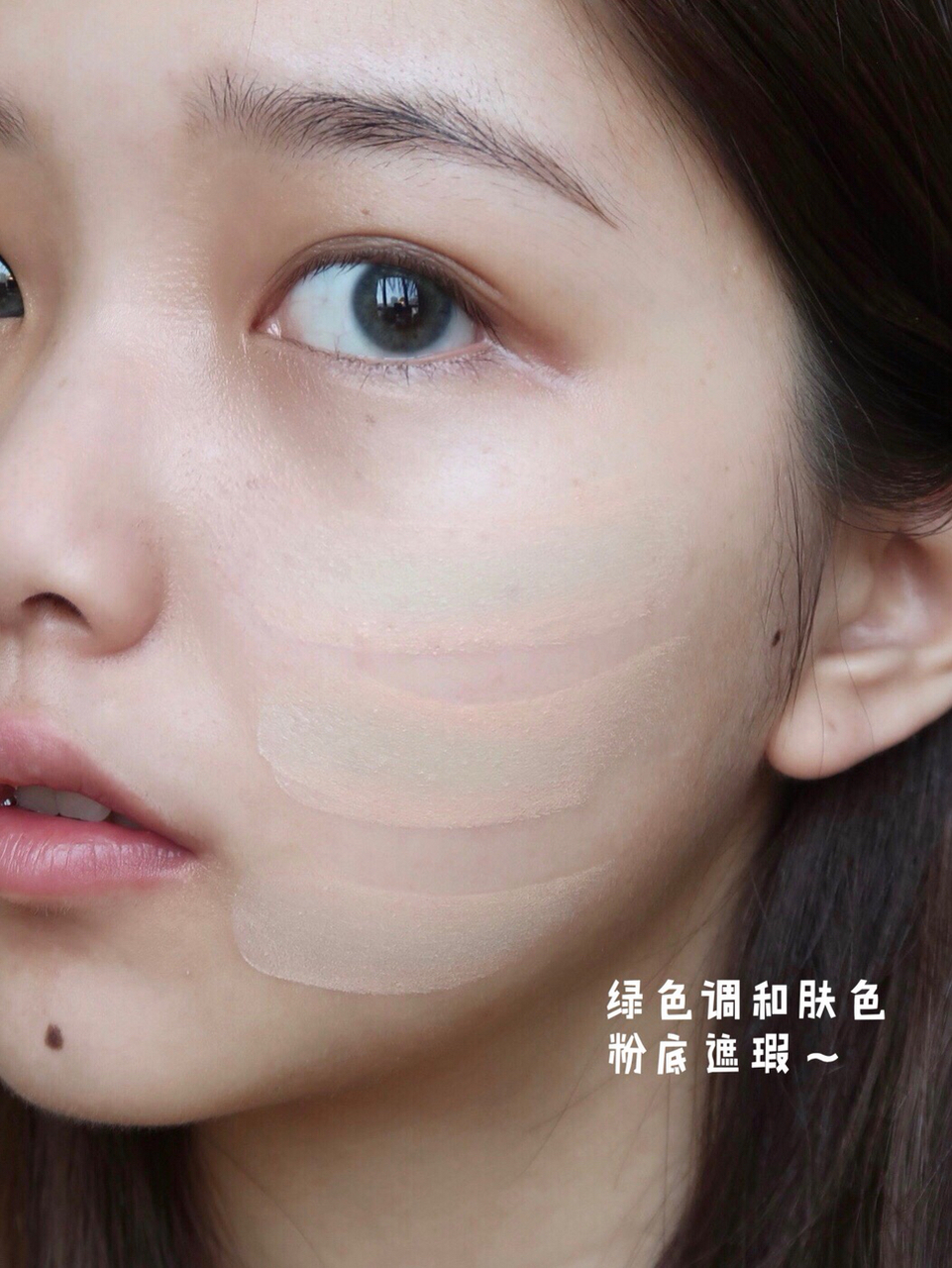 candymoyo双芯粉底棒,这支粉底棒呢是夹芯的,外面一圈粉底/遮瑕,内芯