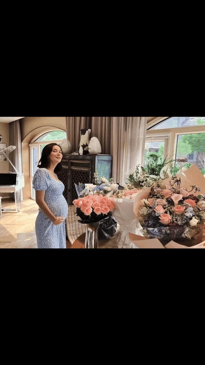 gif创作人# 卢靖姗为了生孩子也是拼的,怀孕已经七个月了,撒娇坐在