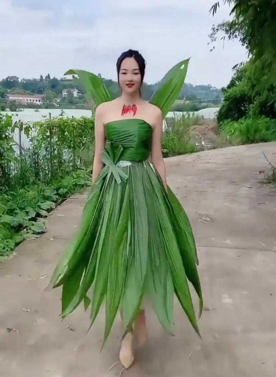 这美女,完美演绎了蔬菜树叶的时尚潮流!