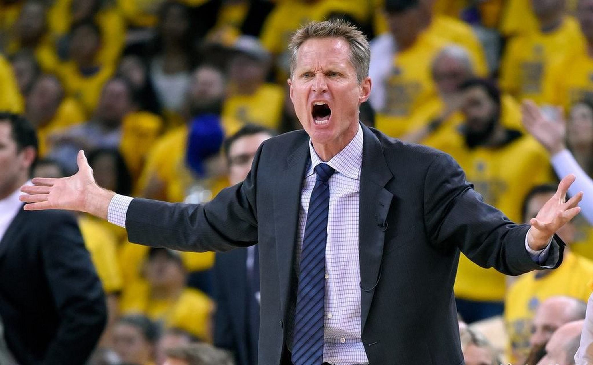 勇士主教练科尔对此事件背后反映的美国社会问题进行了强烈抨击.