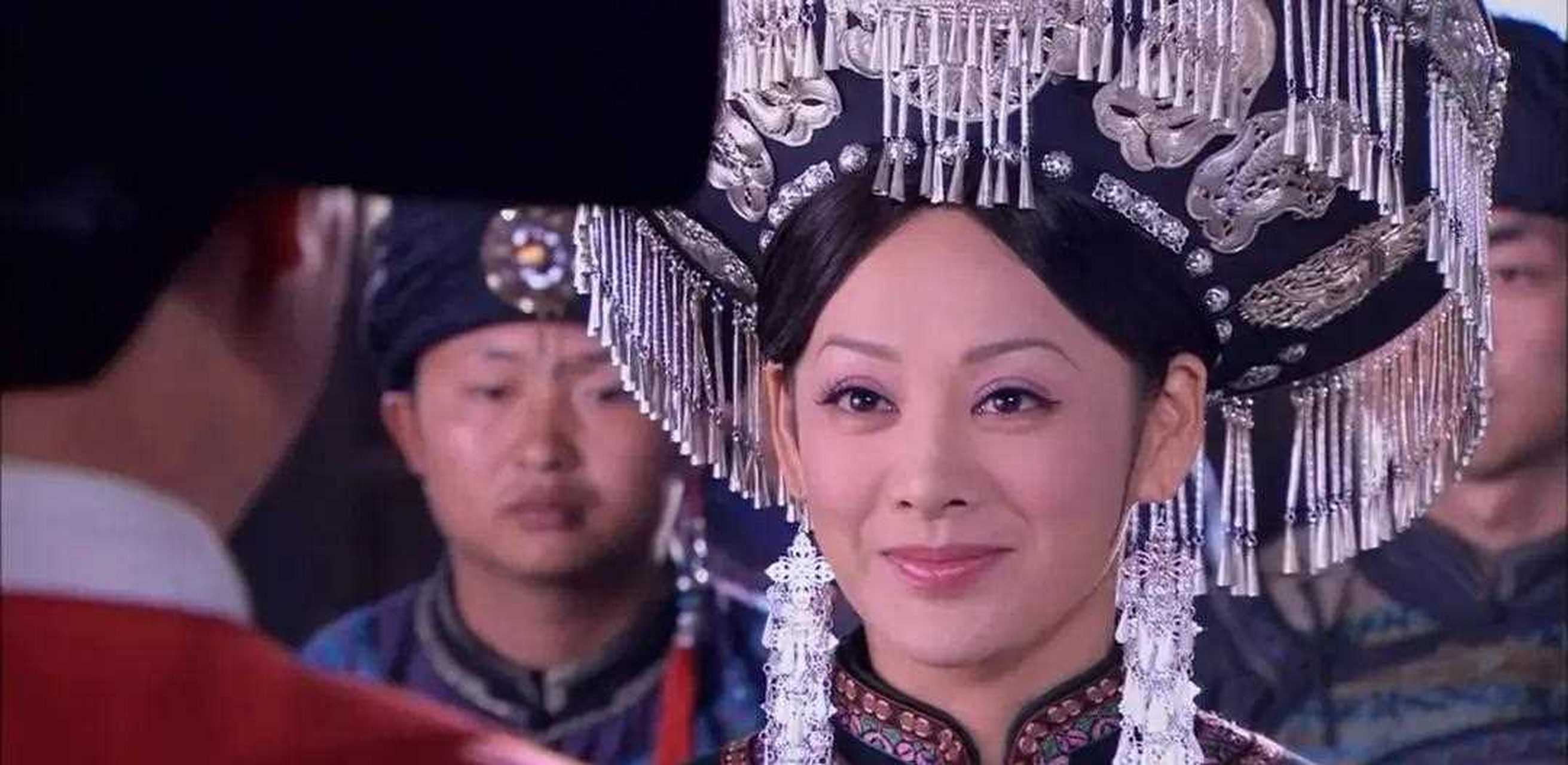 《奢香夫人》里宁静饰演角色的头饰,五颜六色,五彩缤纷,十分繁复,很