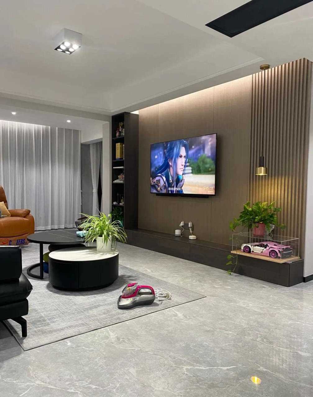 木饰面 木格栅的电视背景墙长度36米,因为做了反光灯槽所以高度差不多