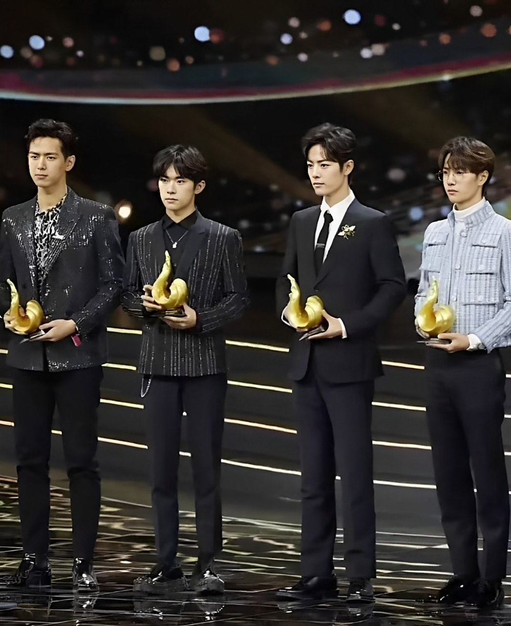 李现,易烊千玺,肖战和王一博在2019年微博之夜同台颁奖.