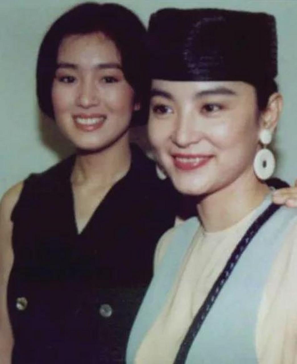 上世纪90年代,两位出色的女星林青霞和巩俐曾一同拍摄了合影
