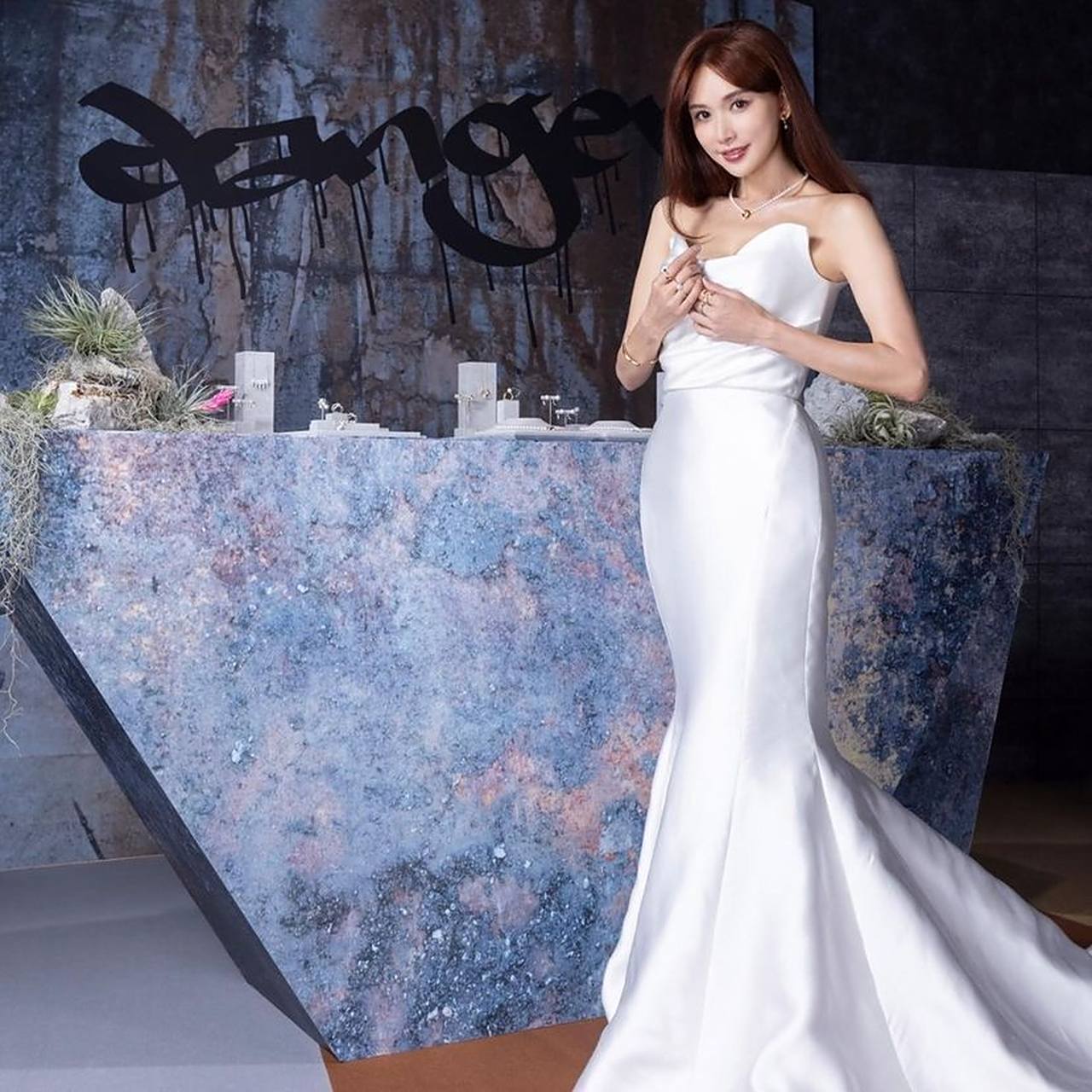 在最近的一次活动中,林志玲以tasaki品牌代言人的身份亮相,身着一条纯