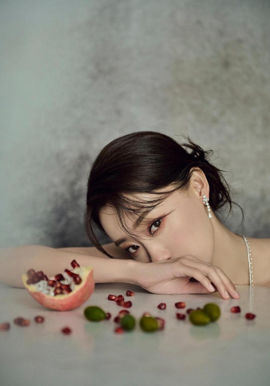 张小斐最新造型释出 vgrass特别定制的云锦国风礼服再