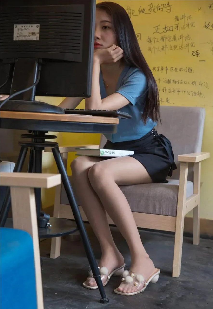 公司新来的女秘书,认真工作的样子真的好美啊,要怎么做,才能引起她的