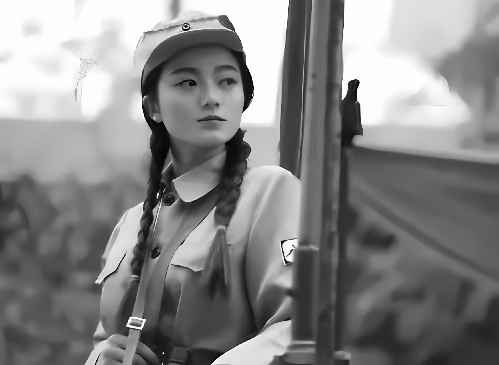 抗日战争时期,女兵王均在焚烧文件.一群日本兵破门而入.