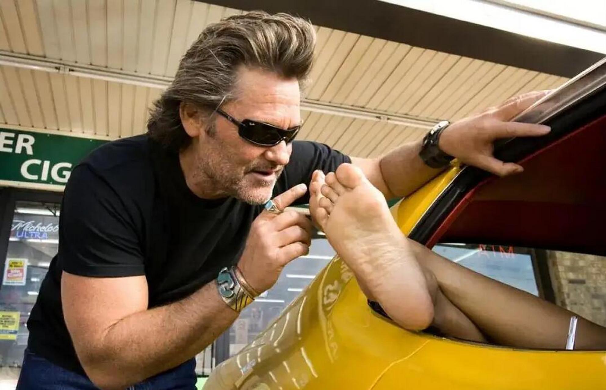 好莱坞著名导演昆汀就花了1万美元,去舔别人的脚丫