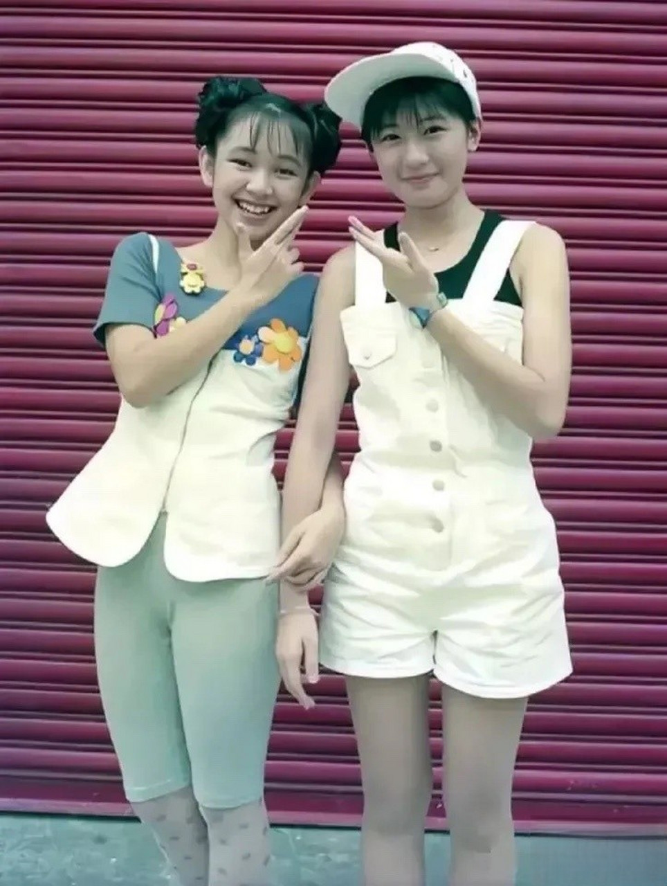 1991年,蔡灿得出唱片,贾静雯为其站台,他们穿着打扮时髦,青春气息扑