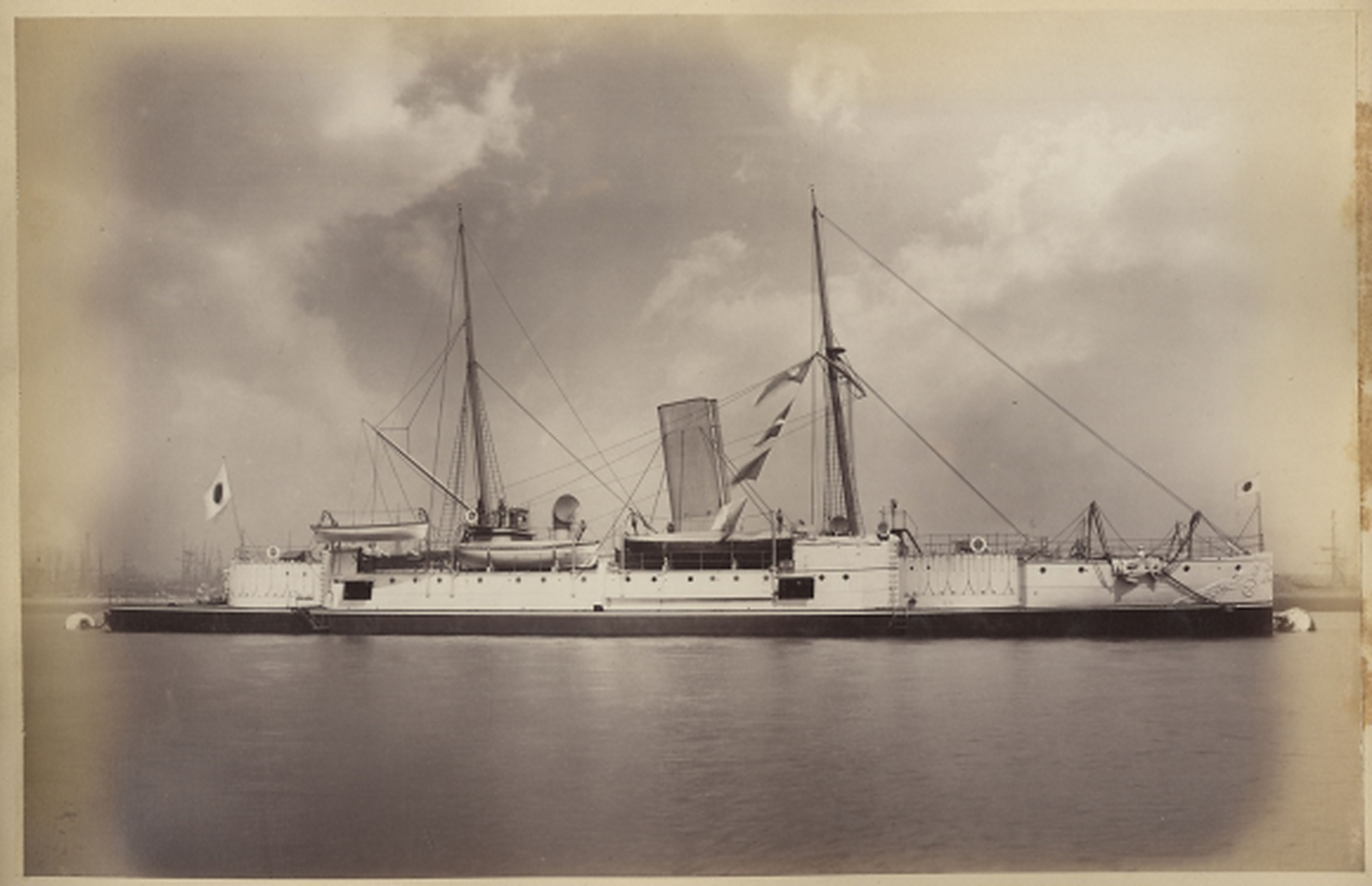 为了增加隐蔽性,"超勇"级撞击巡洋舰的外观整体比较低矮,干舷更是极低