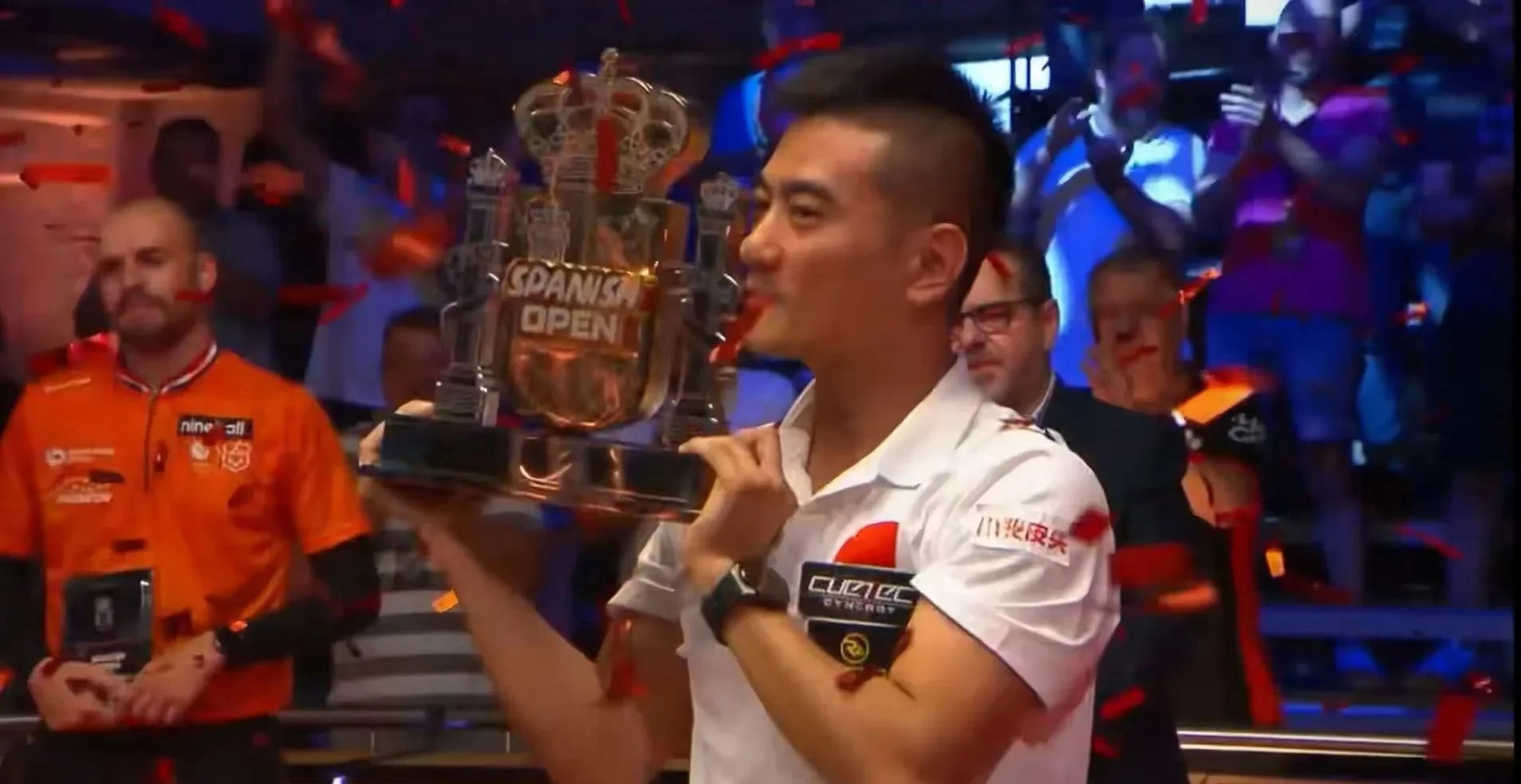 那时当工人的父亲,花费两万多给党金虎购置了两台台球桌,一张练斯诺克