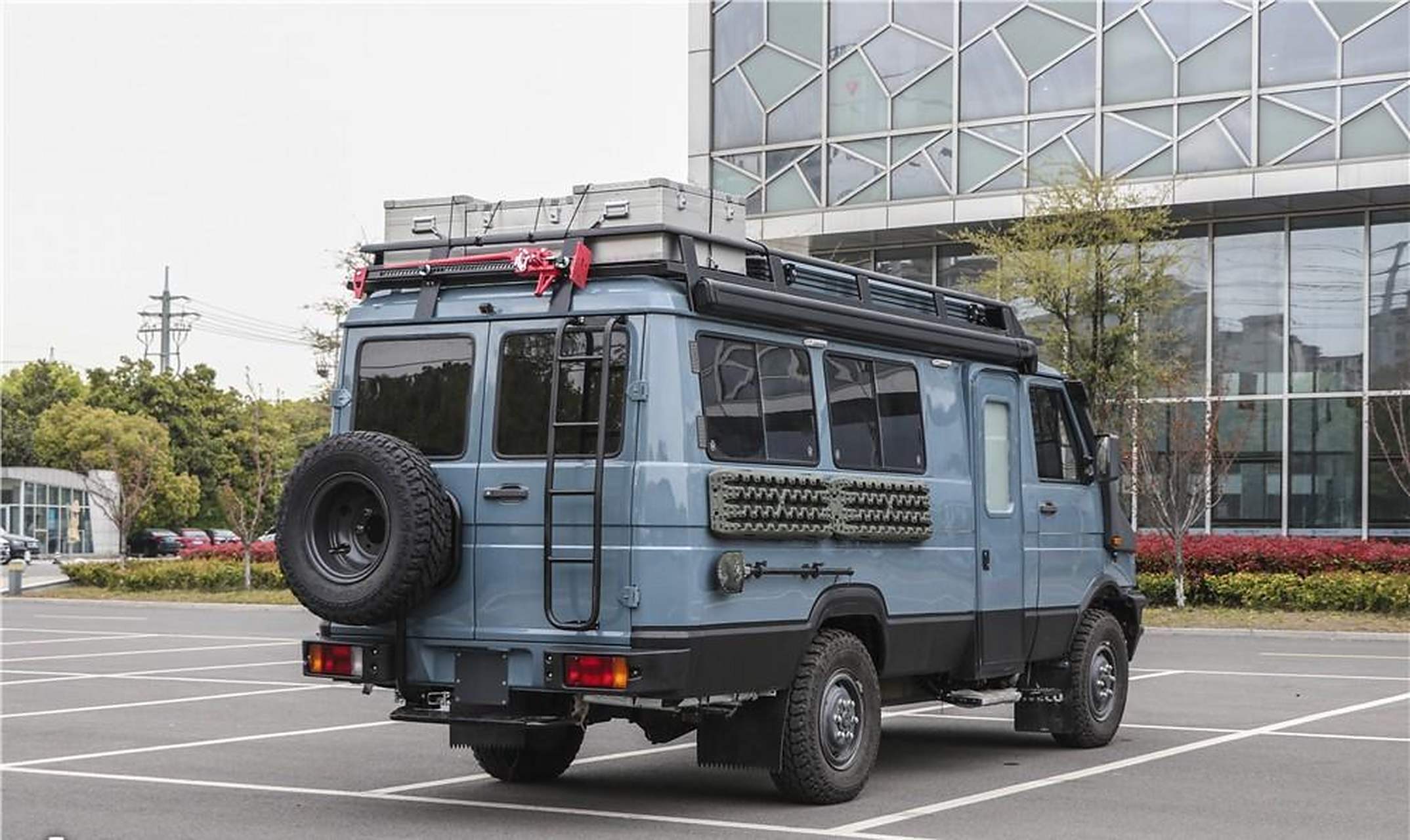 这款新车是由新星房车基于依维柯2045打造的一款越野商务车,c本蓝牌