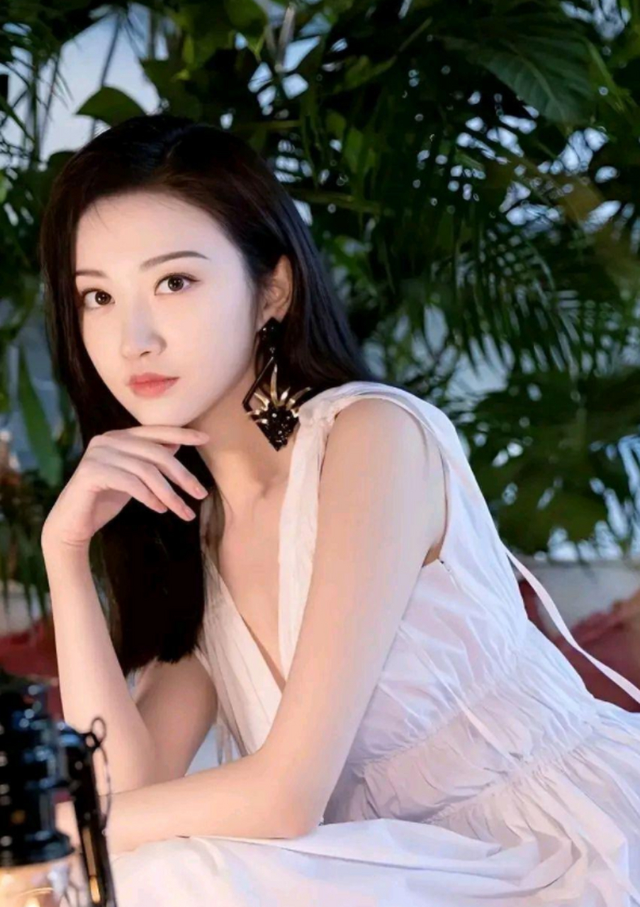 景甜也是娱乐圈最美女星,性感的红色嘴唇,精致的面孔,苗条的身材,简直