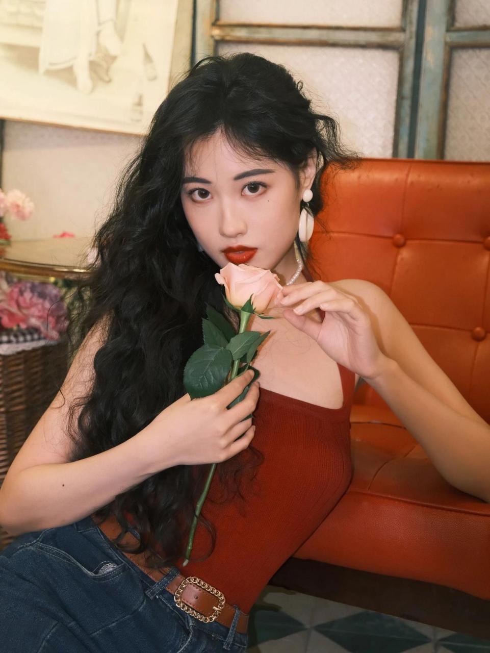 复古温柔港风羊毛卷美女