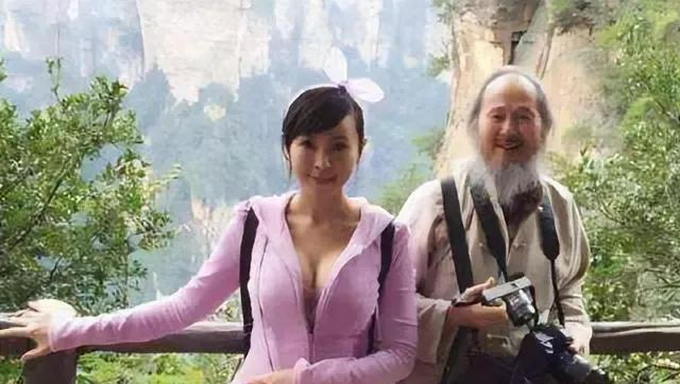 给父亲做了10年人体模特而爆红于网络的四川籍姑娘东方神女李勤,现在