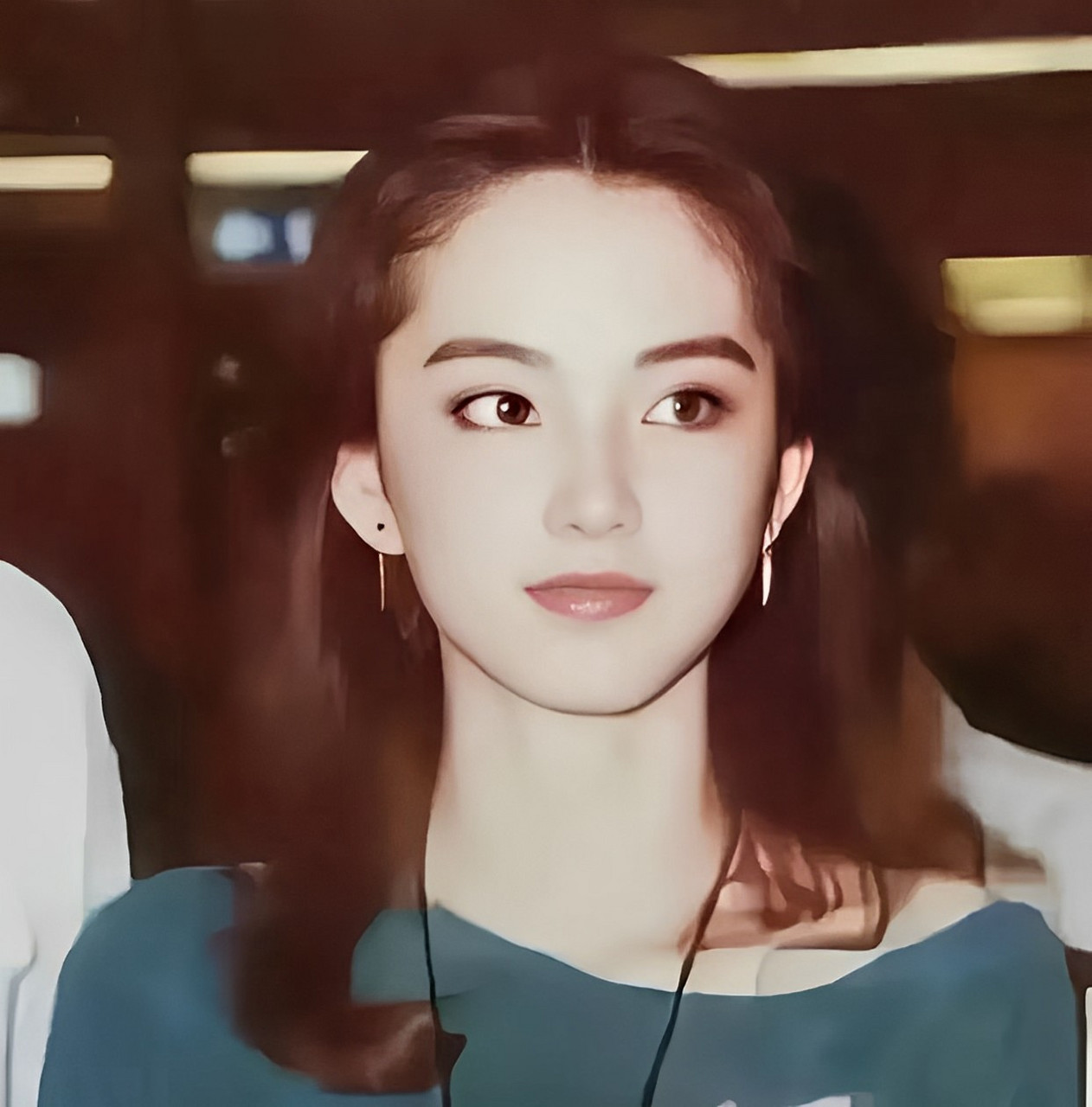 一张令人惊艳的林青霞年轻时的老照片,当时的她纯净如水,英气十足,不