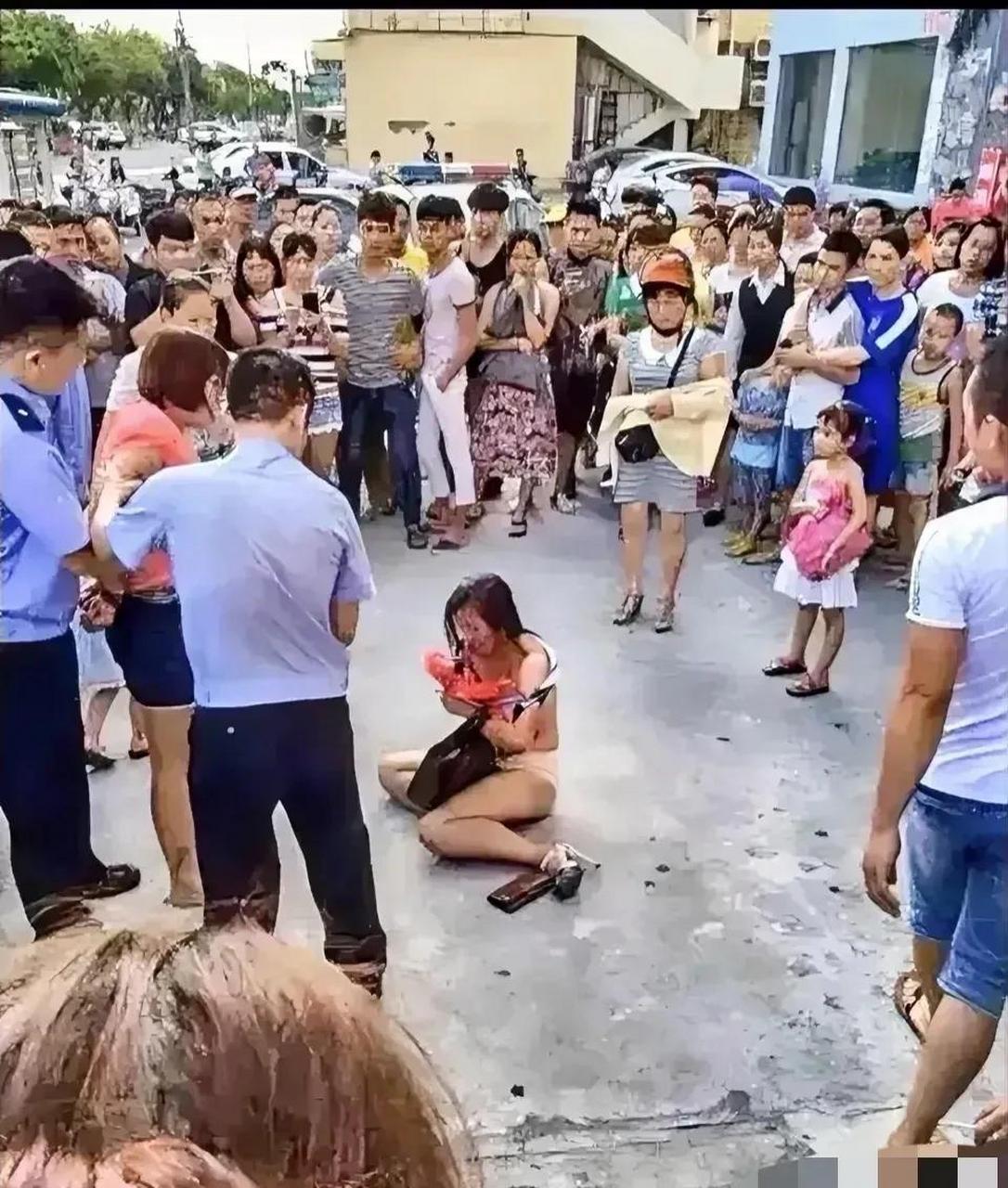 近日,一起原配扒小三衣服的事件在某市引起了广泛关注.