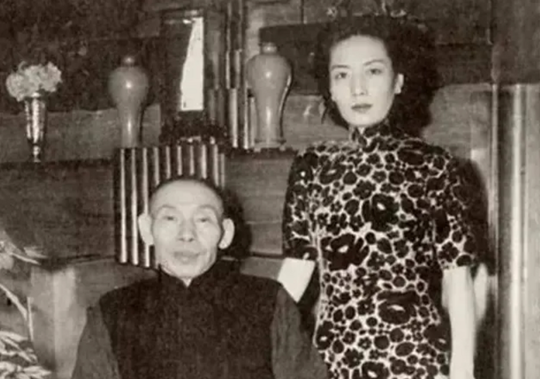 有一天,姚玉兰要孟小冬陪睡,可后半夜孟小冬一翻身,发现旁边竟躺着