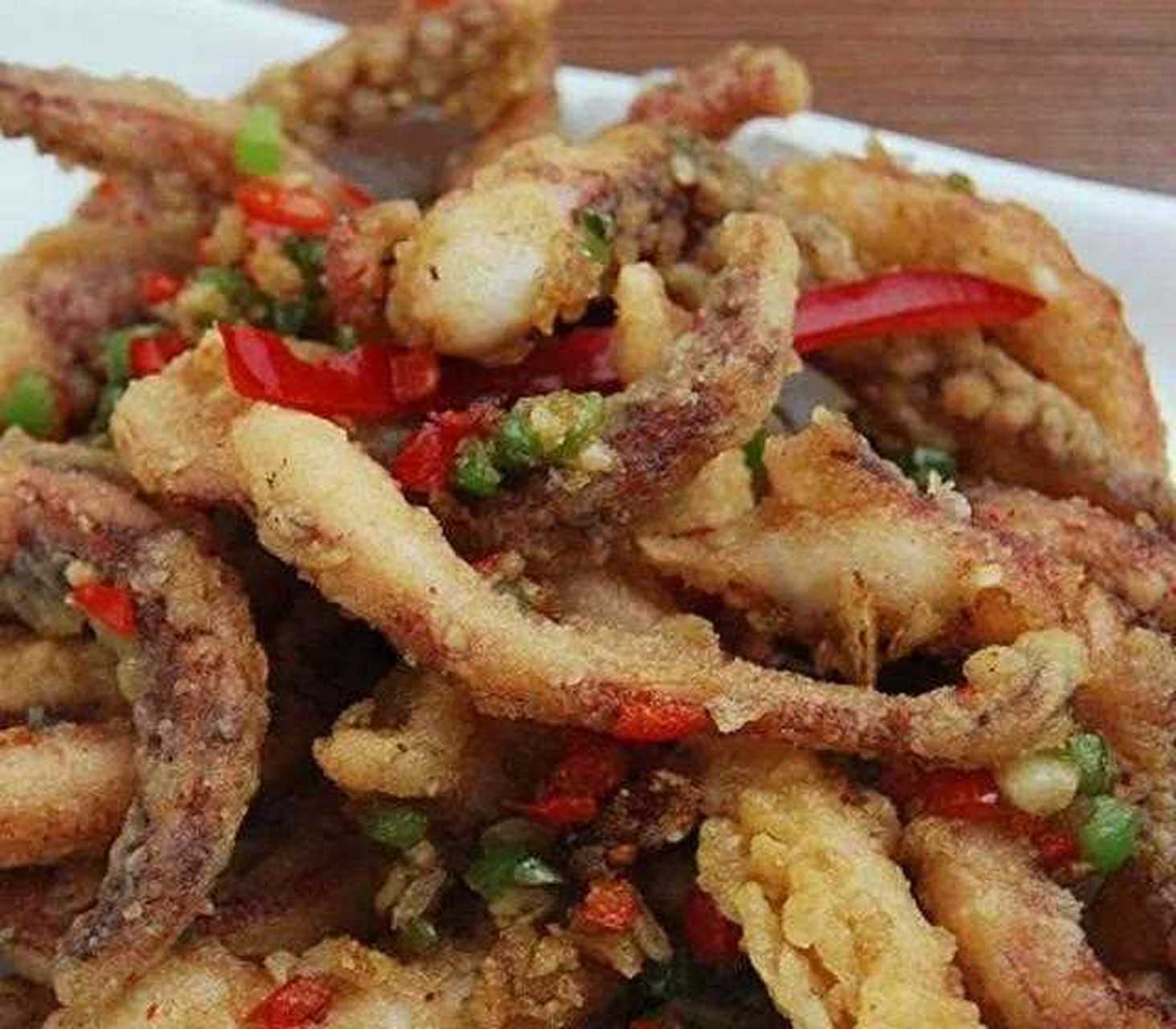 美食粤菜(29) 椒盐鱿鱼须 材料鱿鱼须,红椒,蒜粒,葱花,蛋黄.