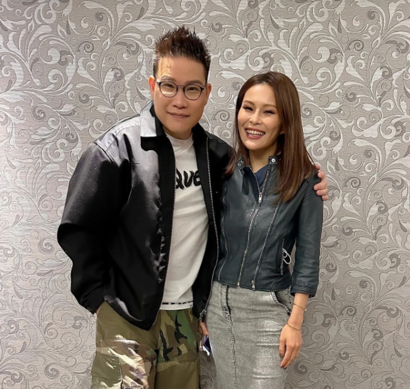 昨晚苏永康台北开唱,演唱会嘉宾的周蕙分享和苏永康合照:「兄妹合体」