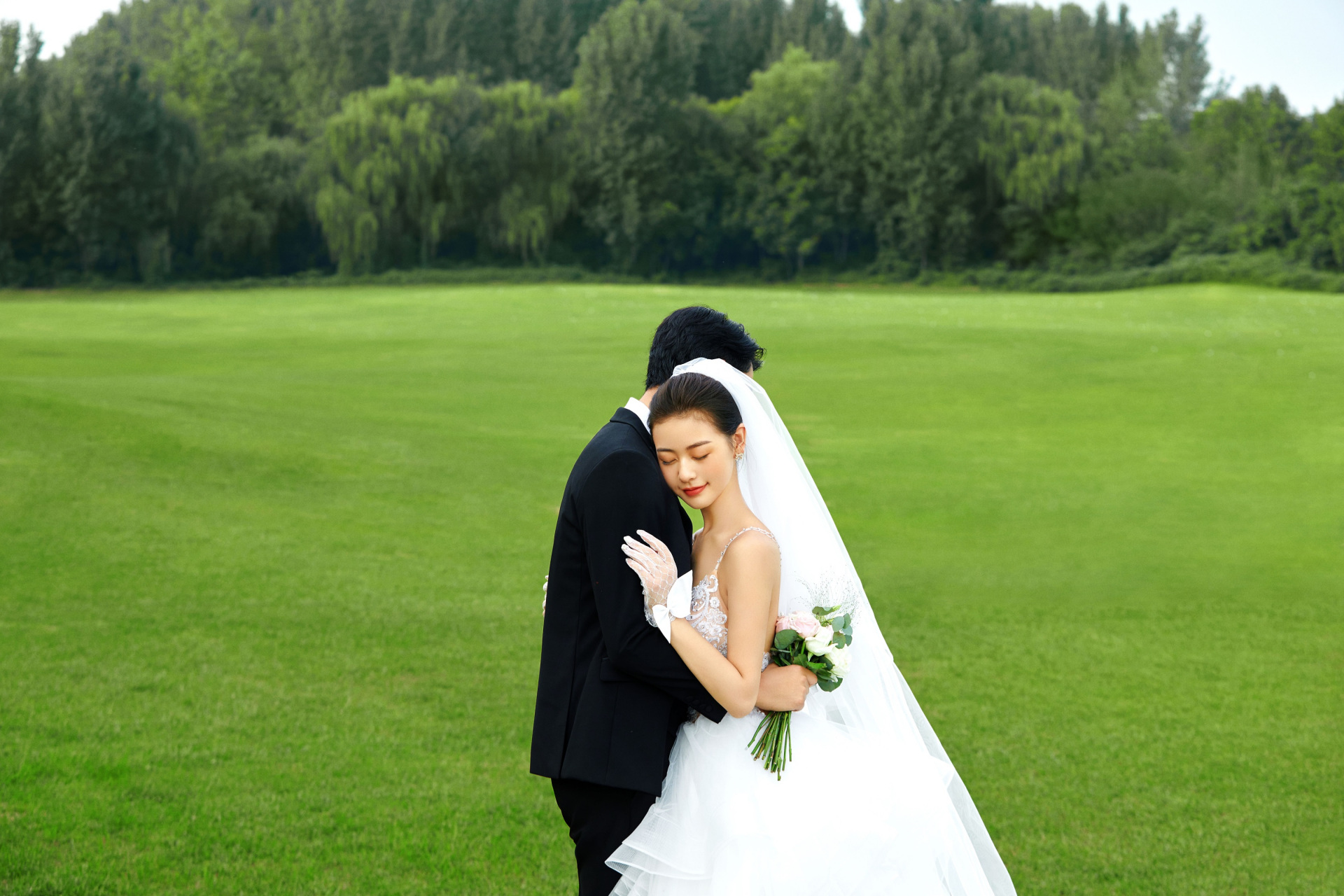 2023全网必拍婚纱照风格 森系草坪婚纱照,出片不出错 #摄影作品