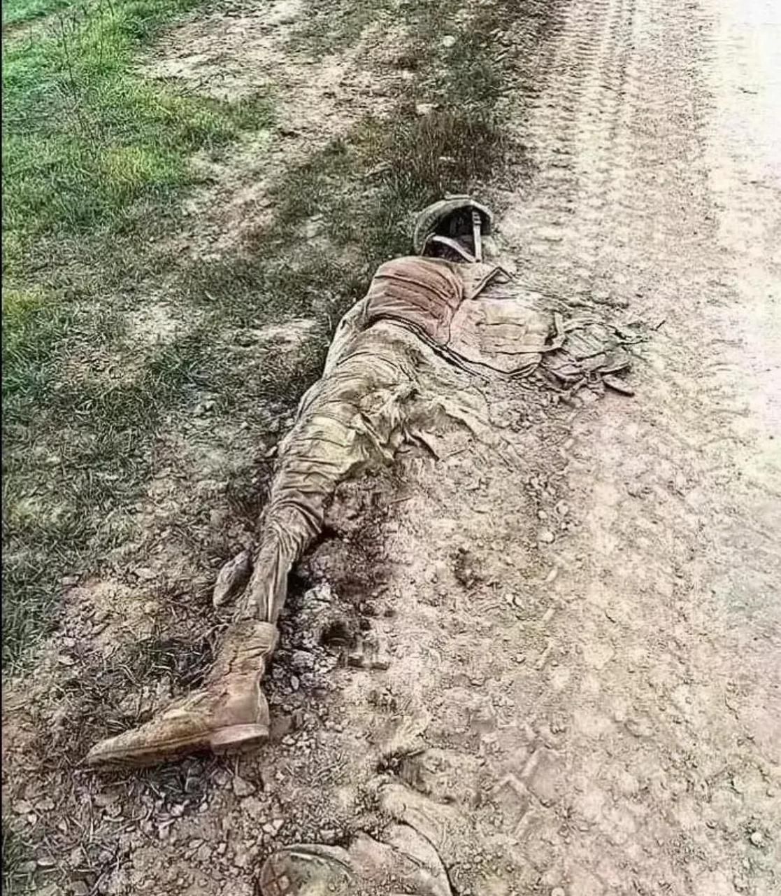 左图是2022年俄乌战场上,一名阵亡俄军尸体被碾压成一个平面,甚至一