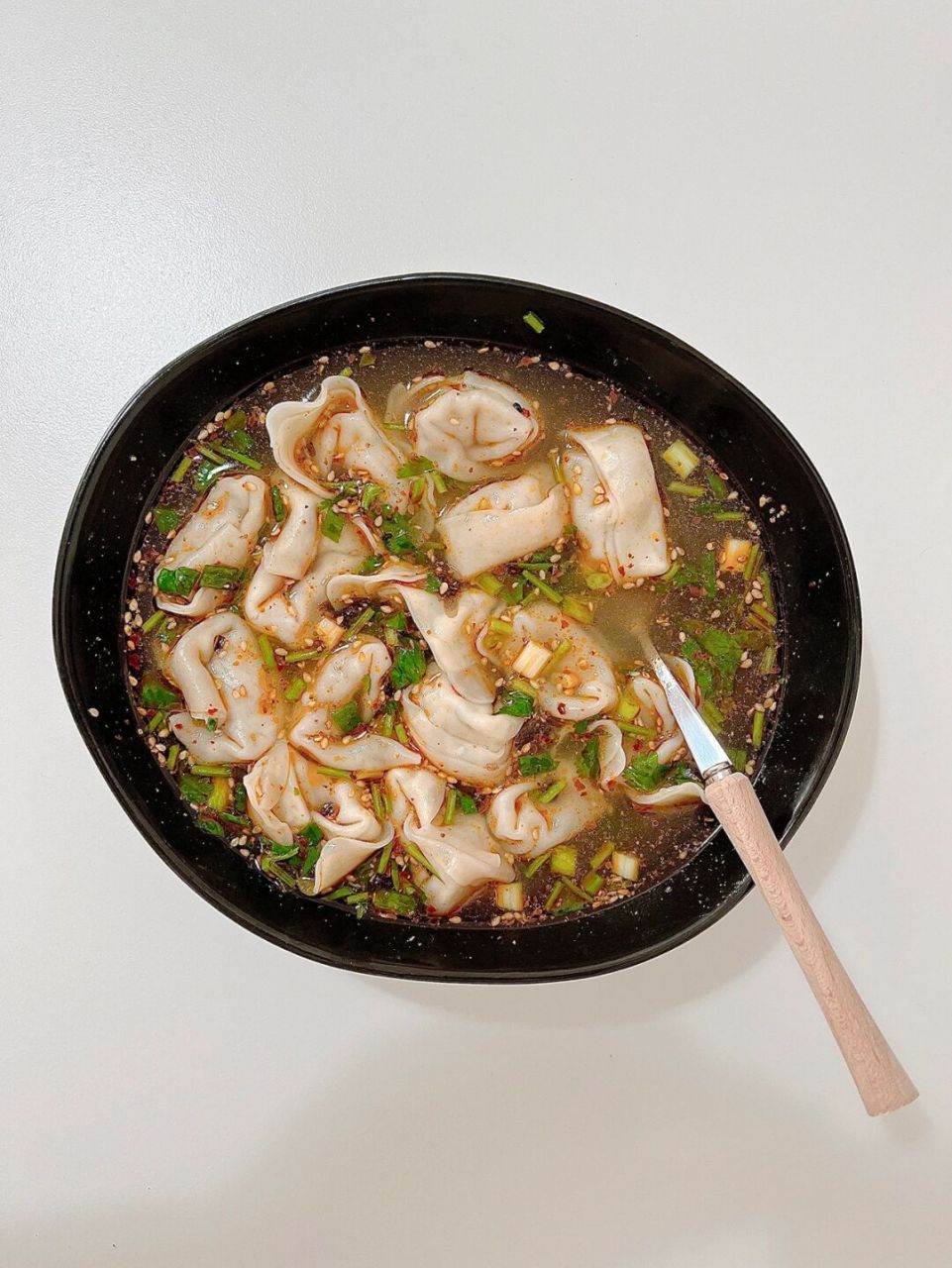 胃口不好时就来碗酸汤馄饨 好吃又开胃[色] 灵魂汤汁:蒜末,生抽,白醋