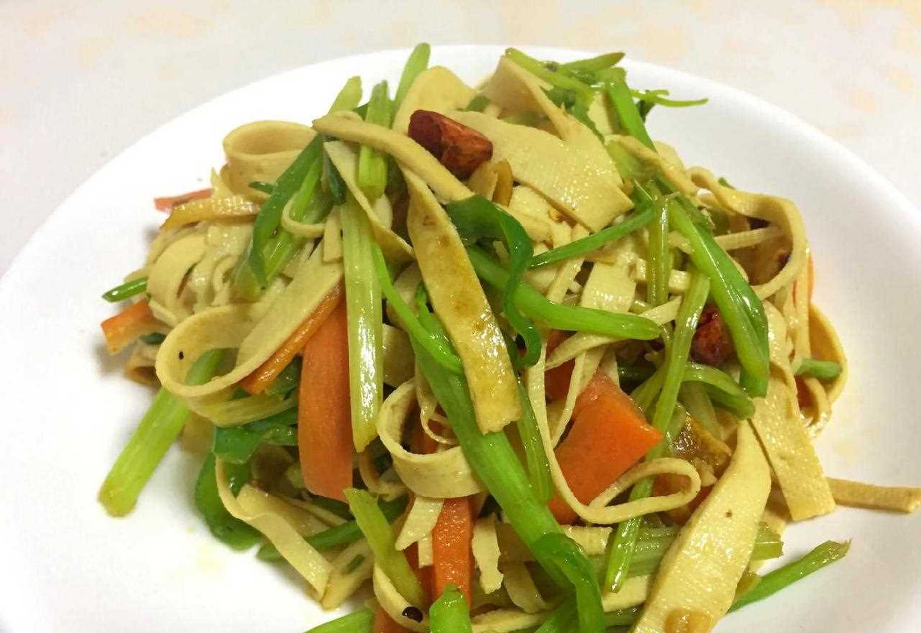 芹菜炒千张  豆制品一日不吃便想,所以老豆腐,豆腐干,豆腐泡,千张等