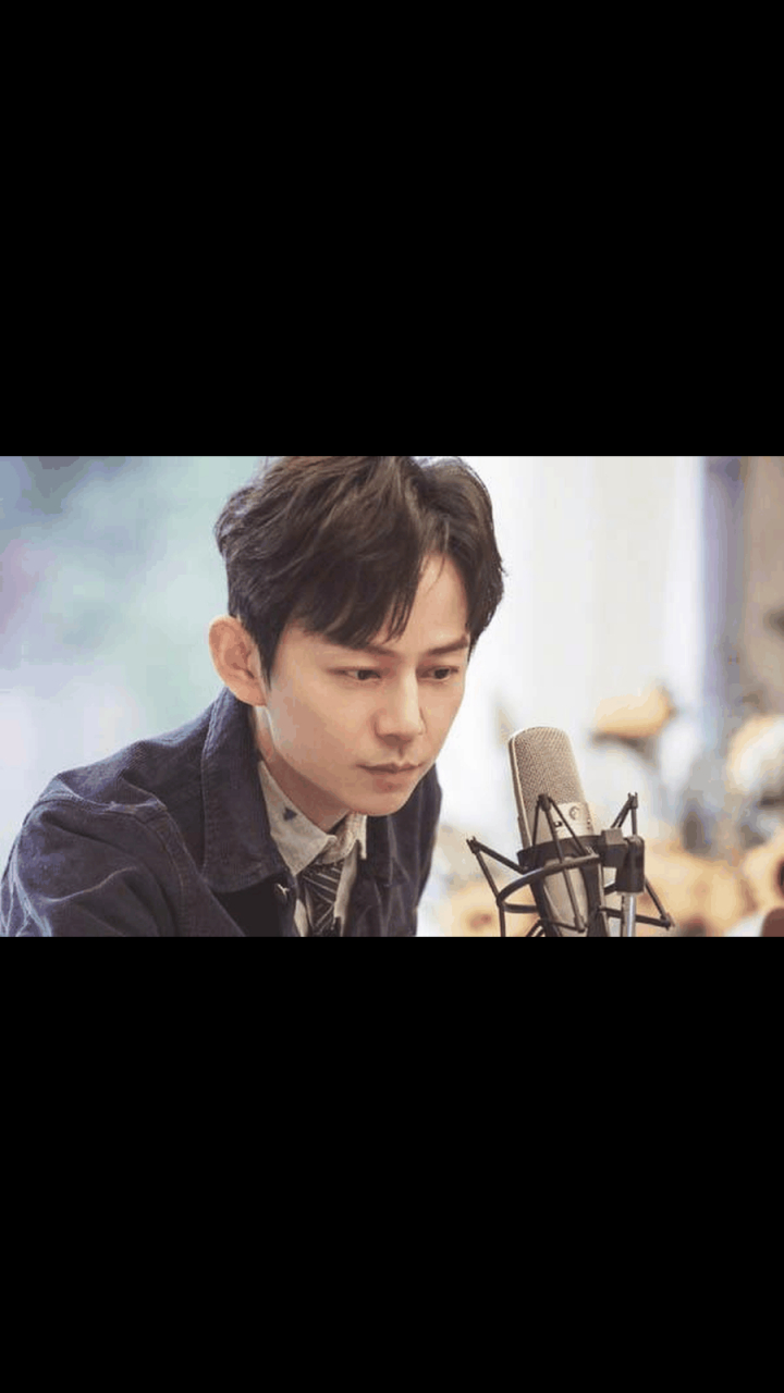 gif创作人# 02年,何炅以老师的身份主持北京外国语大学的毕业典 ..