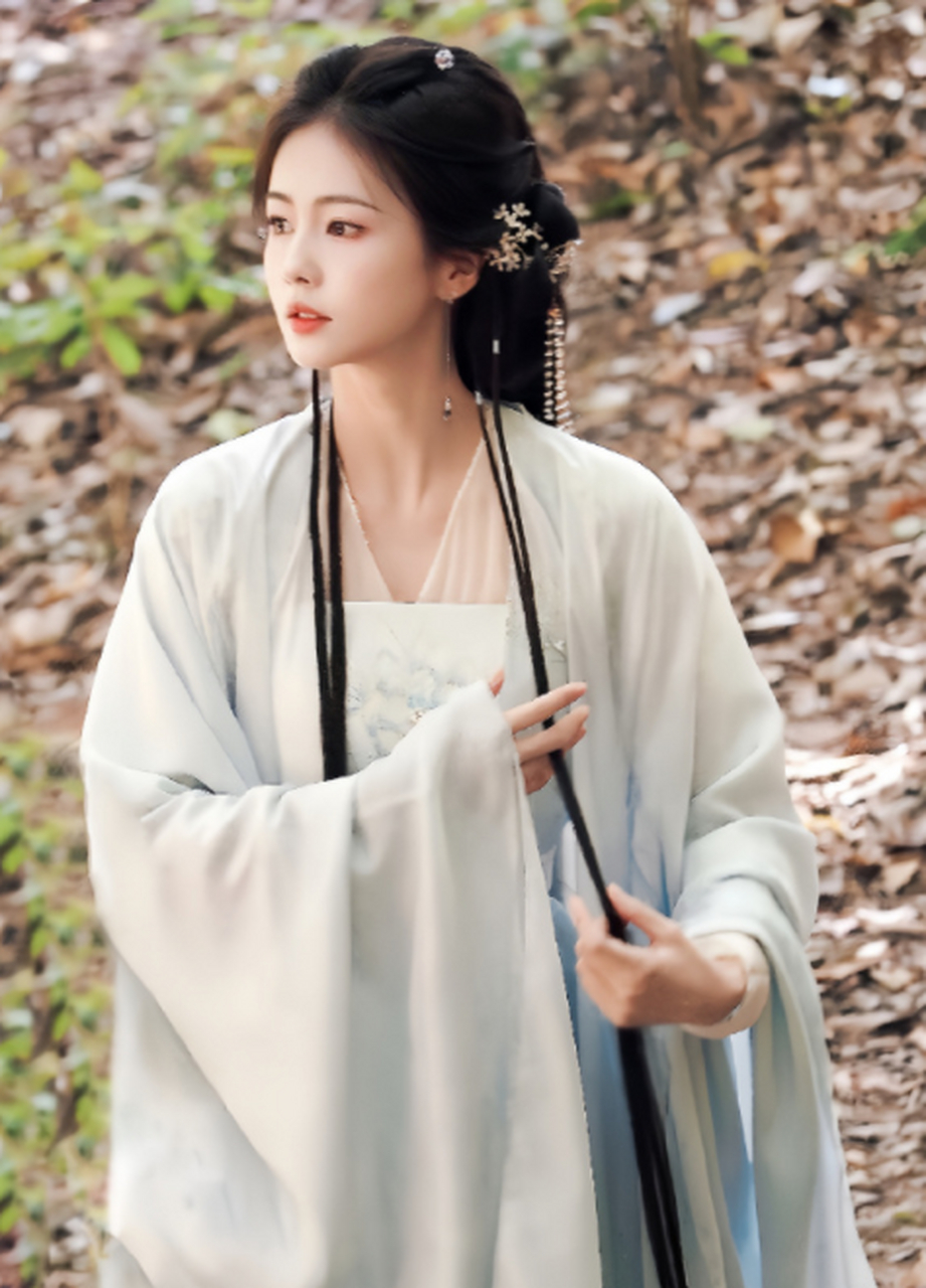 灵动清新的小药仙白烁,白鹿《白月梵星》的路透照出来了.