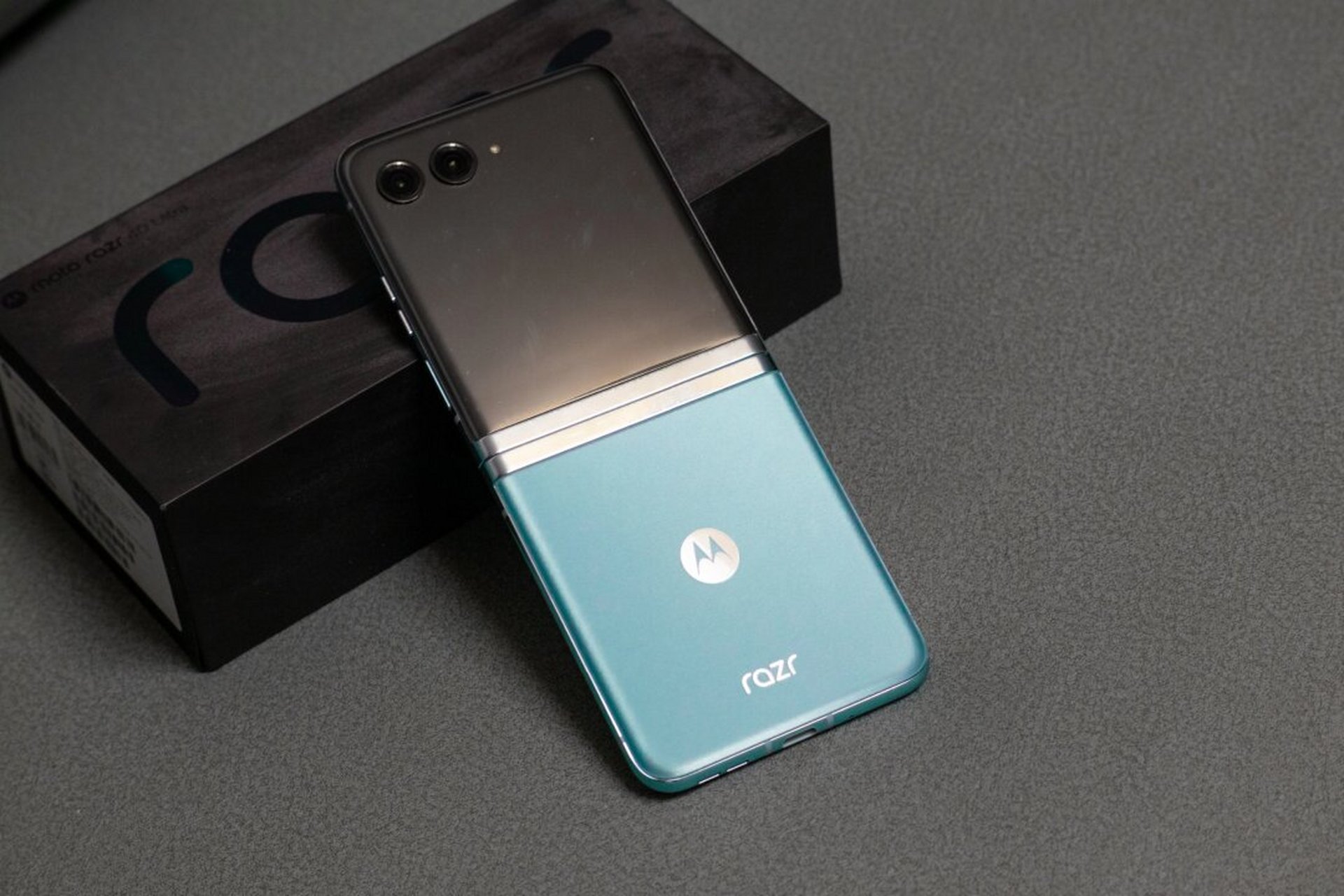 razr 40 ultra更适合年轻人的小折叠 时隔13年再次使用上了摩托罗拉的